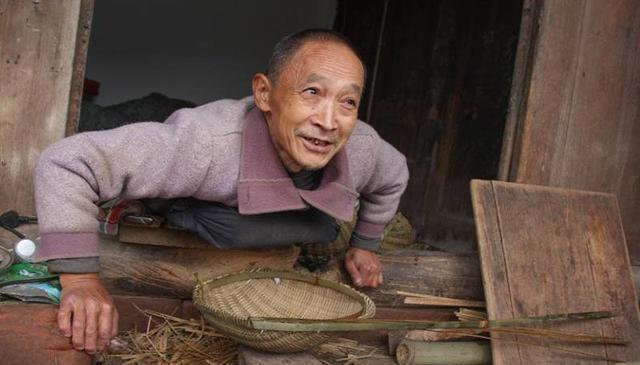 农民26岁受伤下身瘫痪，趴在门槛上赚钱，靠编竹编将女儿抚养成人
